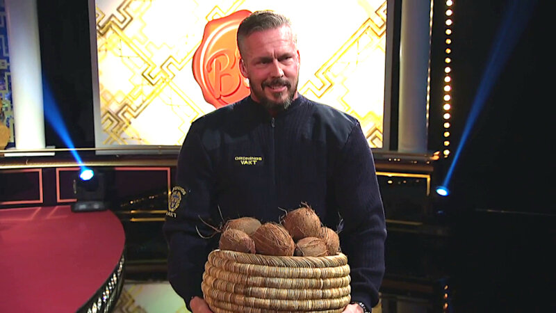 Image of the prize up for grabs in this episode: a date with the programme’s security guard, Micke, and a basket of 48 coconuts. Image of the prize up for grabs in this episode: a date with the programme’s security guard, Micke, and a basket of 48 coconuts.