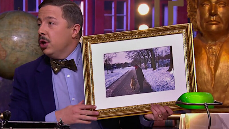 Image of the prize up for grabs in this episode: a framed photograph of the TV critic Jan-Olov Andersson and his ‘new goat’ (a reference to the ‘Cheer up Jan-Olov’ task). Image of the prize up for grabs in this episode: a framed photograph of the TV critic Jan-Olov Andersson and his ‘new goat’ (a reference to the ‘Cheer up Jan-Olov’ task).