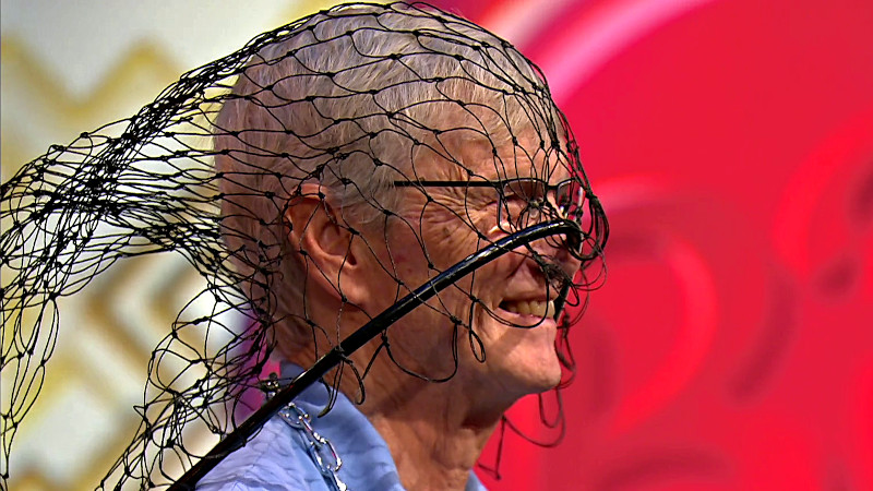 Image of Kåre, the man whom Måns Möller kidnapped / spectacularly caught in the ‘Catch something’ task, standing with a fishing net over his head. Image of Kåre, the man whom Måns Möller kidnapped / spectacularly caught in the ‘Catch something’ task, standing with a fishing net over his head.