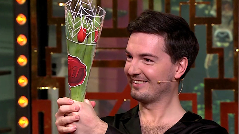Image of episode winner Torbjörn Averås Skorup holding his unofficial prize: a tulip which Babben claims is from the nearby petrol station. Image of episode winner Torbjörn Averås Skorup holding his unofficial prize: a tulip which Babben claims is from the nearby petrol station.