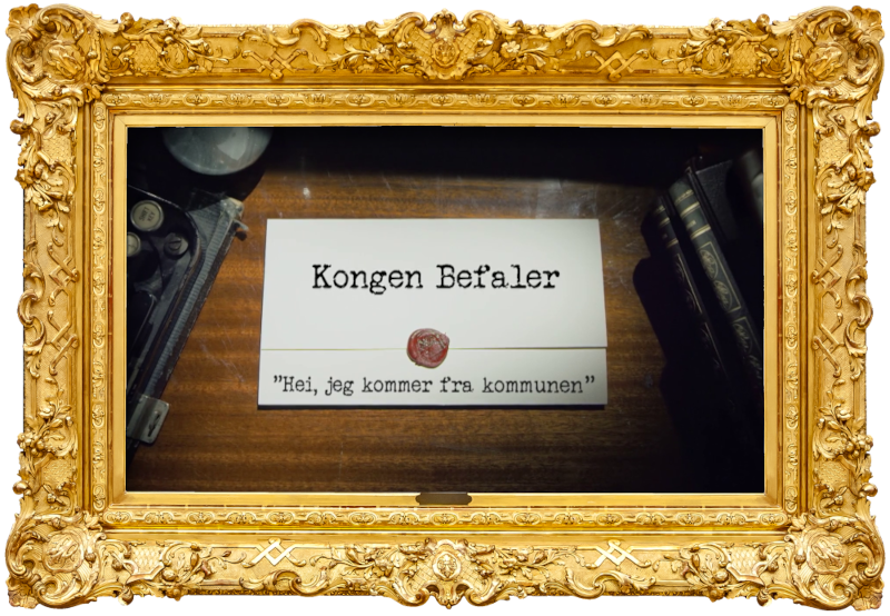 Image of the title card at the start of this episode, showing a task brief with the show title, 'Kongen Befaler', and the episode title, 'Hei, jeg kommer fra kommunen' ['Hi, I'm from the municipality'], on a wooden desk. At the edges of the image, part of a typewriter keyboard and a stack of leather-bound books can be seen.