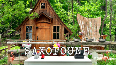 Image of some items on a table, set up outside of Antoine's cabin (a reference to the ‘Turn on the bubble machine’ task), with the episode title 'Saxofoune' ['Saxofanny'] superimposed on it.