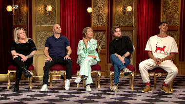 Image of the panel of contestants seated on stage together during this episode.