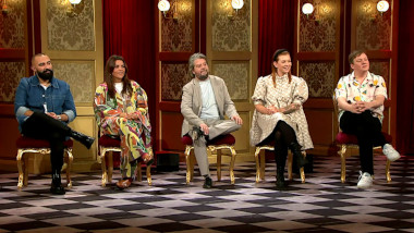 Image of the panel of contestants seated on stage together during this episode.