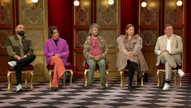 Image of the panel of contestants seated on stage together during this episode.